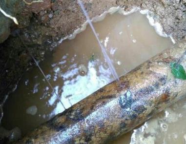 东湖楼顶渗水维修公司分享下地暖漏水的原因及检测方法。